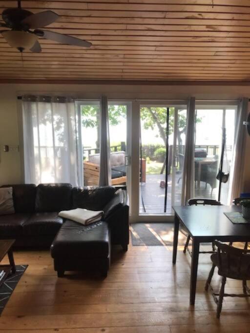 Om Chalet 2 Avec Spa Et Foyer Borde Du Fleuve St-Pierre-de-l'Île-d'Orléans Exterior foto